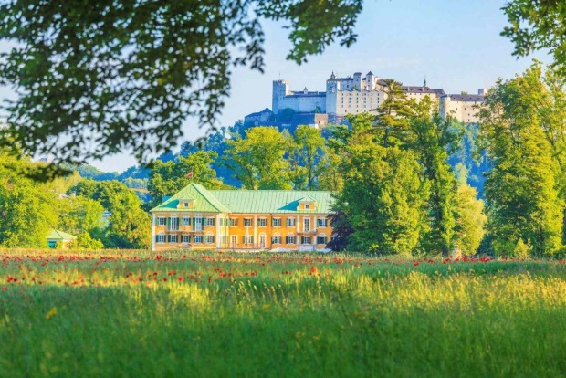 Das Gwandhaus vor der Festung Hohensalzburg