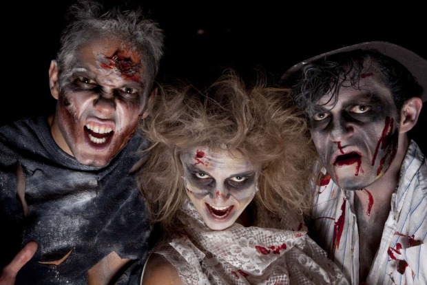 Drei Menschen als Zombies verkleidet.