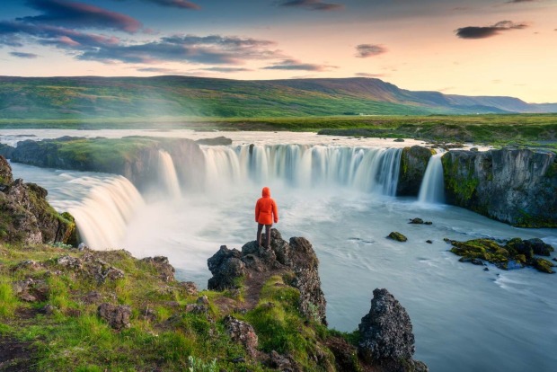 Riesiger Wasserfall in Island.