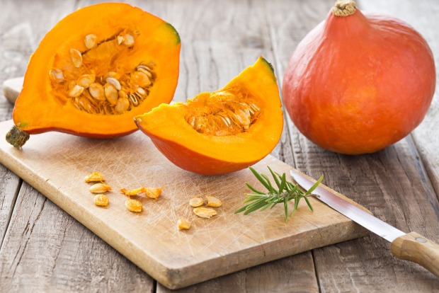 Aufgeschnittener Kürbis | Credit: iStock.com/MelanieMaier