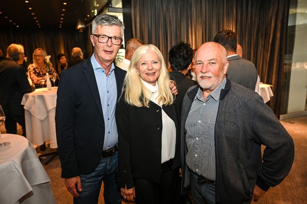 Reinhard Braito mit GF Michaela Wagner-Braito und Vorstand Gerald Huber (Lebenshilfe) (v. li.)