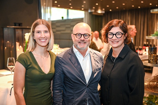 Carina Wilhelmstätter (Casino  Marketing), GF-Festspielhaus Gerhard und Annabell Stübe (v. li.)