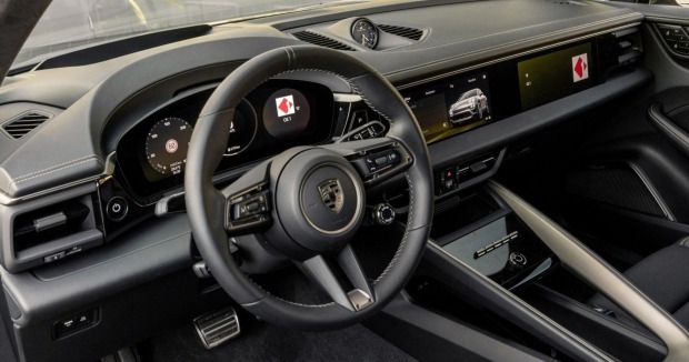 Das Innere des Porsche Macan: Zu sehen ist ein in schwarz gehalten Armaturenbrett und die kleinen Displays, die Fahren und Beifahrer zur Verfügung stehen.