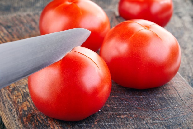 Tomaten werden eingeschnitten | Credit: iStock.com/Magone