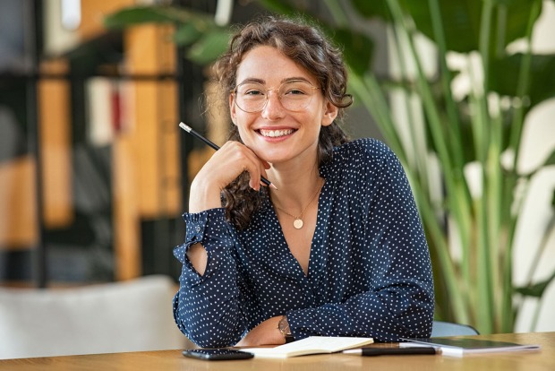 Studentin sitzt am Schreibtisch | Credit: iStock.com/Ridofranz