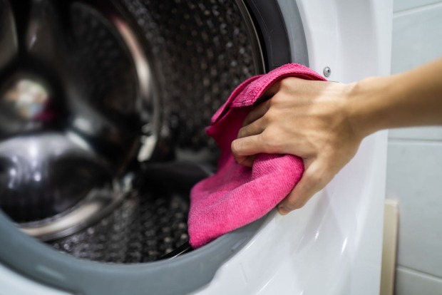 Waschmaschine wird gereinigt | Credit: iStock.com/Wachiwit