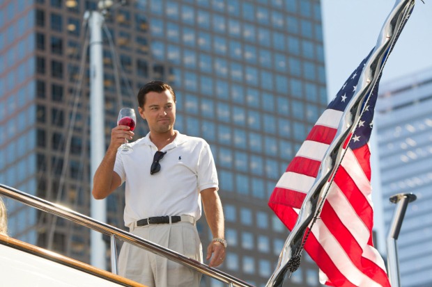 Szenenfoto aus "The Wolf of Wall Street", das Leonardo DiCaprio mit einem Glas Wein in der Hand an Deck einer Luxusyacht zeigt