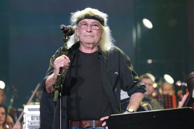 Helmut Röhrling "Schiffkowitz" auf der Bühne.