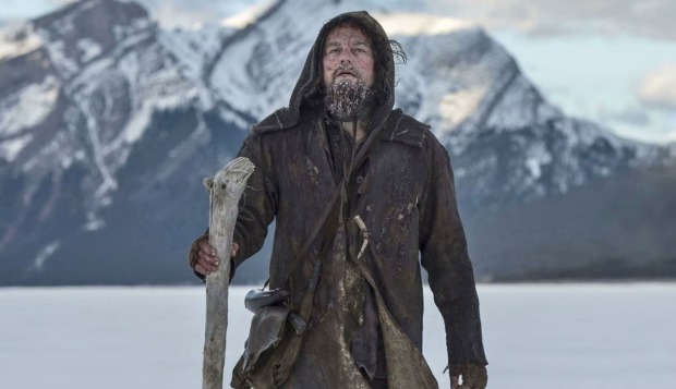 Filmszene aus "The Revenant", in der Leonardo DiCaprio vor einer gigantischen vereisten Berglandschaft zu sehen ist