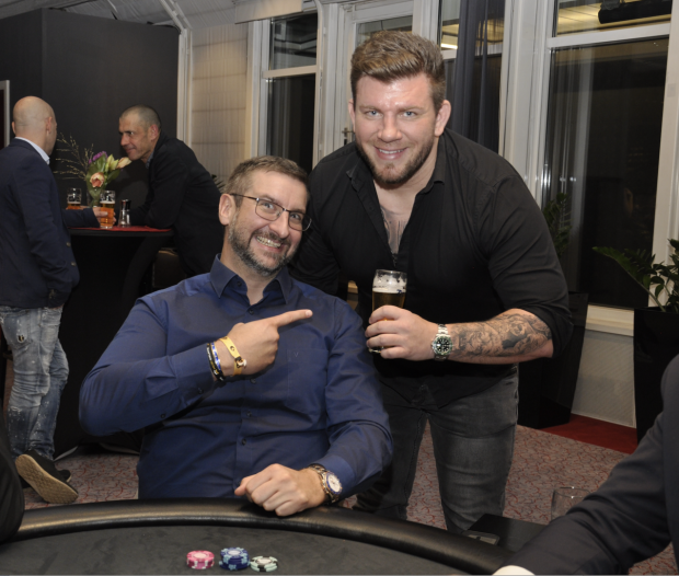 2 Männer am Pokertisch