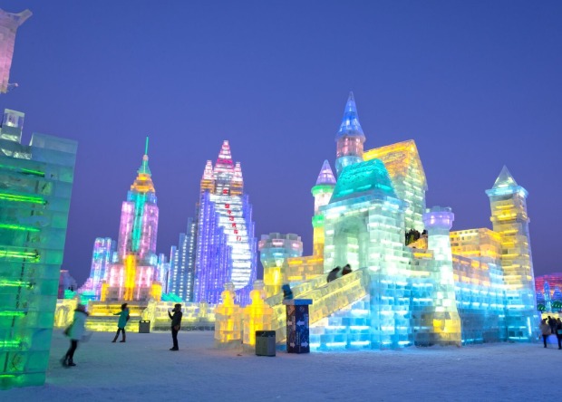 Paläste, Stadt aus Eis, bunt beleuchtet