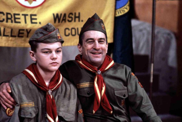 Filmszene aus "This Boy's Life", die Leonardo DiCaprio mit Robert De Niro in Pfadfinderuniformen zeigt