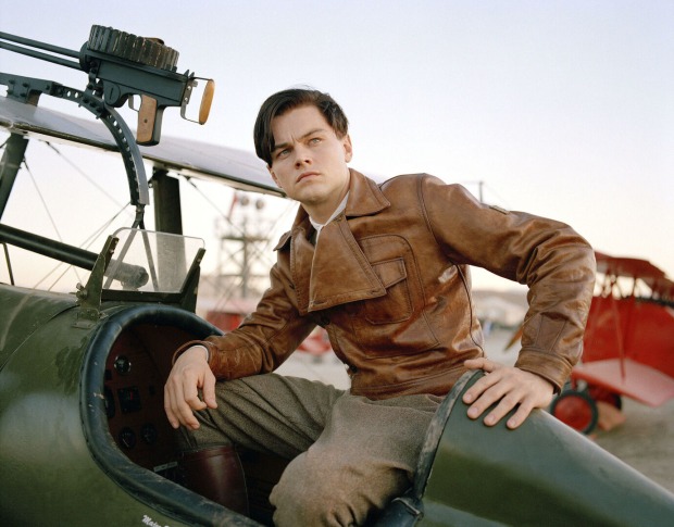 Szenenfoto aus dem Film "The Aviator", auf dem Leonardo CiCaprio in einem Flugzeug aus dem Esten Weltkrieg sitzt