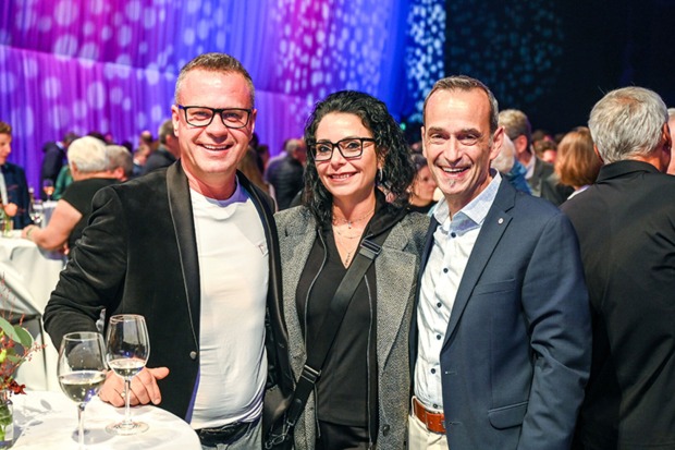 Peter und Natascha Mostögl (INVESTRAUM) und VDir. Markus Prünster (RB im Walgau)  (v. li.)