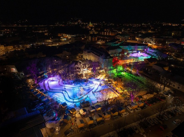 bunt beleuchteter Eislaufplatz von oben