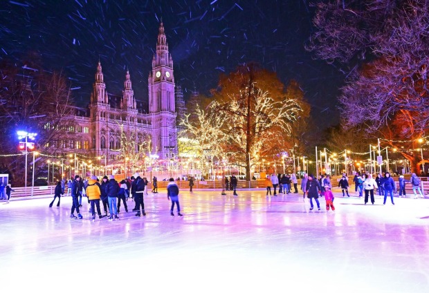 Wiener Rathausplatz mit Eisfläche und Rathaus im Hintergrund
