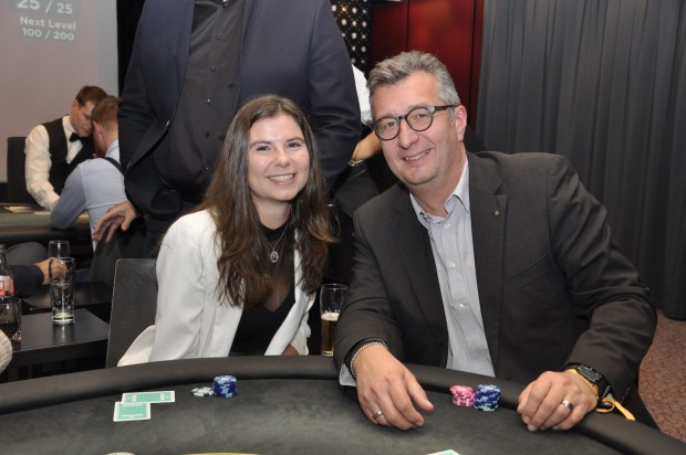 Dame und Herr am Pokertisch