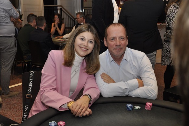 Dame und Herr am Pokertisch