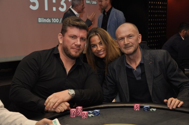 2 Herren und 1 Dame am Pokertisch