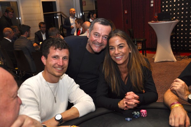 2 Herren und eine Dame am Pokertisch