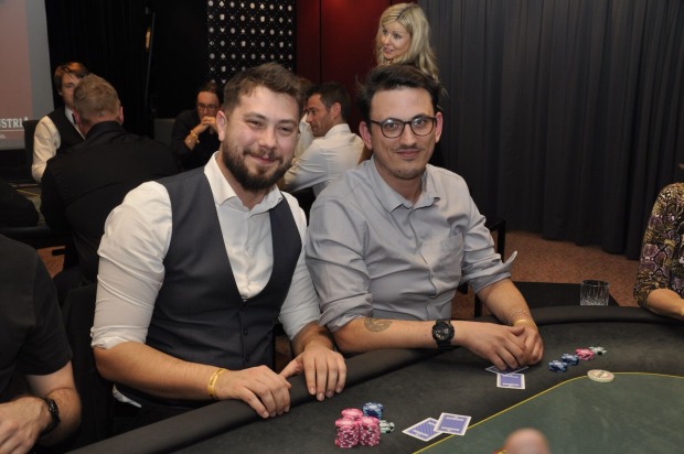 2 Herren am Pokertisch