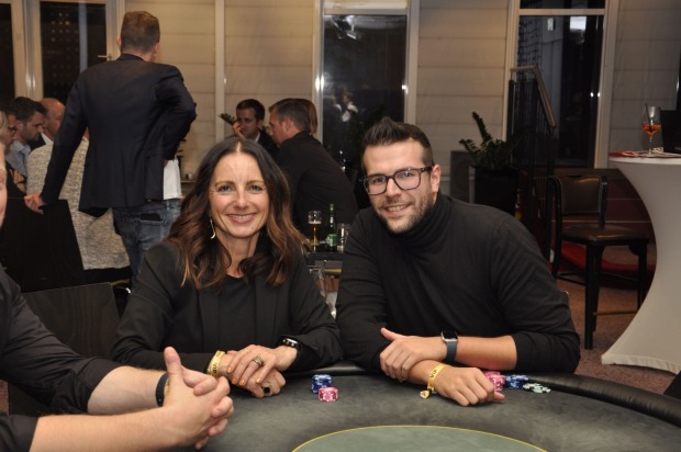 Dame und Herr am Pokertisch