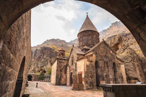 In ein Fels geschlagenes Kloster