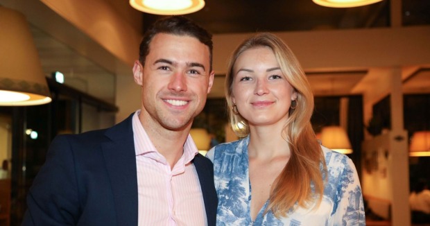 Alexander und Violeta lächeln in Kamera