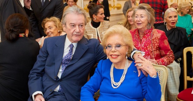 Karl "Kari" Goëss und Heidi Horten sitzen zusammen.
