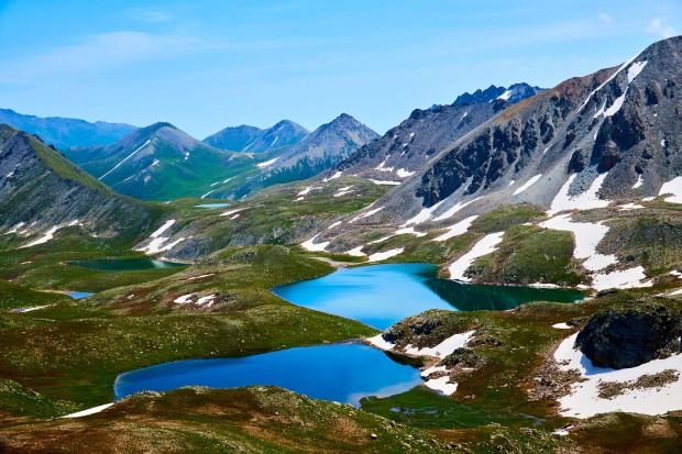 Mehrere Seen eingebettet in einer Gebirgslandschaft