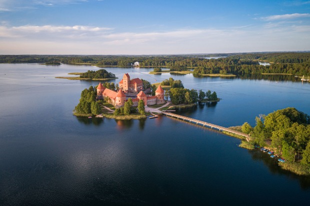 Burg in der Mitte eines Sees umgeben von Wäldern