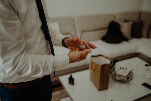 Mann mit Parfum | Credit: iStock.com/EyeEm Mobile GmbH