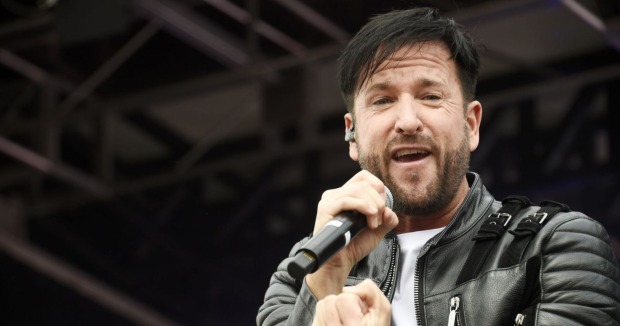 Michael Wendler singt in ein Mikrophon