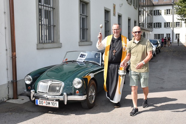 Segnung von über 150 Autos und Motorrädern durch Abt Vinzenz im Kloster Mehrerau.