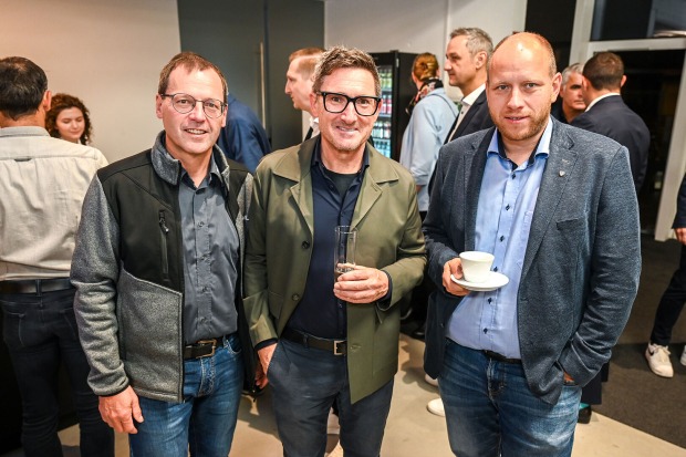 GF Werner Beck (li.) und GF Alexander  Bell (beide Fliesenpool) mit GF Gerhard Müller (Müller Wohnbau) (Mitte)