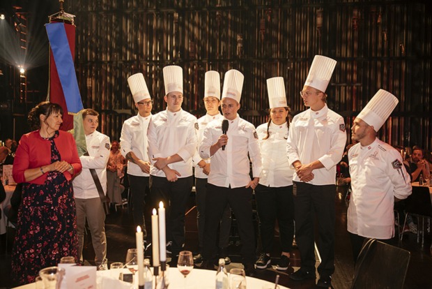 Das Jugendnationalteam des Verbands der Köche (VKÖ)  bei der Präsentation des Desserts.