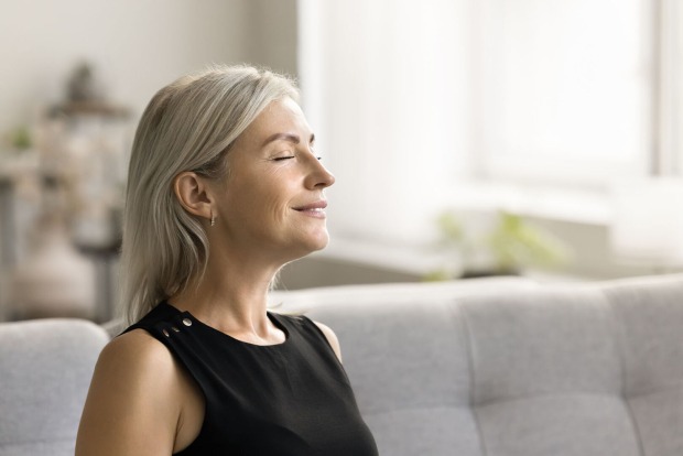 Frau genießt Raumduft | Credit: iStock.com/fizkes