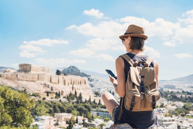 Frau sitzt auf einem Hügel | Credit: iStock.com/Poike