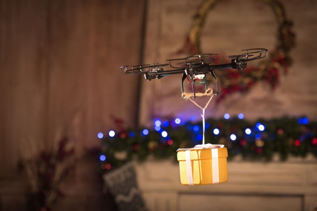 Drohne mit Weihnachtsgeschenk | Credit: iStock.com/LightFieldStudios