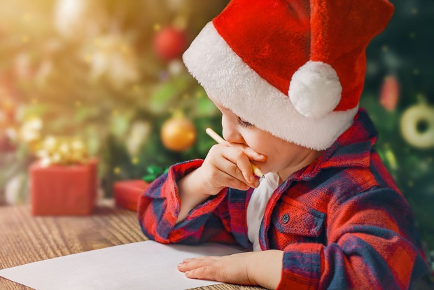 Kleiner Junge schreibt Wunschzettel | Credit: iStock.com/Irina Shilnikova