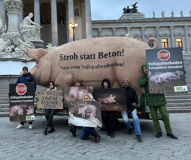 Tierschützer bei einer Protestaktion vor dem Parlament in Wien