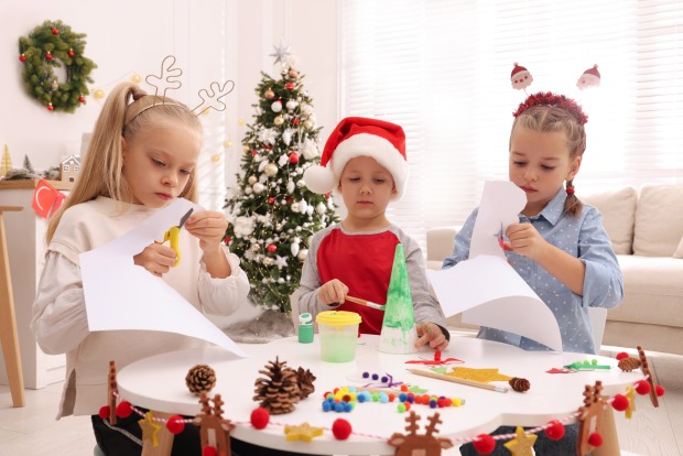 Drei Kinder bastel weihnachtliche Dekoration