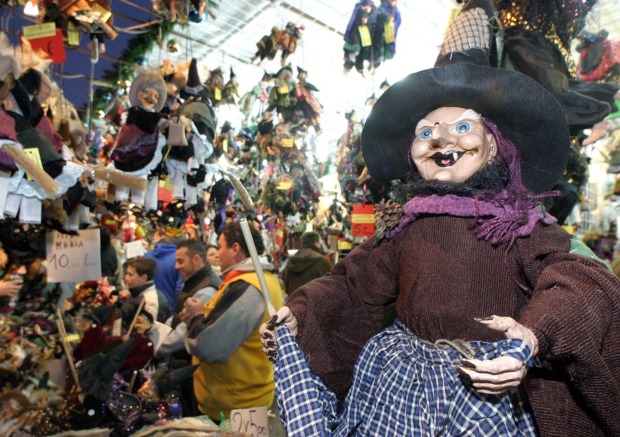 Ein italienisches Souvenirgeschäft mit eine Hexen-Puppe Befana.