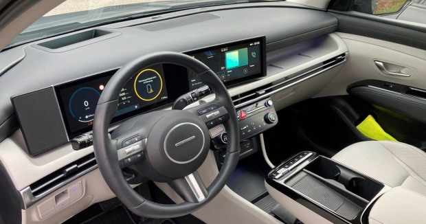 Der Hyundai Tuscon von innen: Helle, braune Farbtöne dominieren. Zu sehen ist auch das kleine Display, das den Fahrer mit allen notwendigen Informationen versorgt.