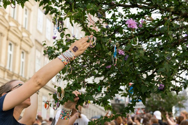 Fan hängt ein Freundschaftsband auf einen Baum