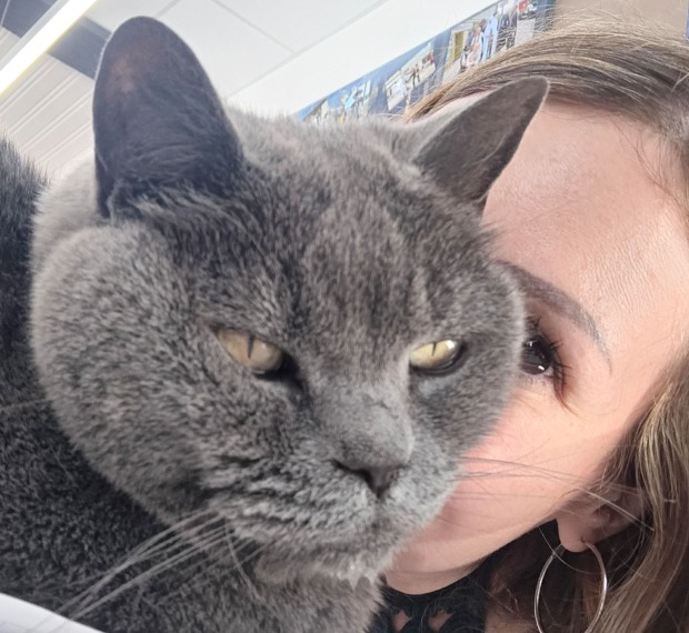 Katze Corona und Lilli Platzer | Credit: Lilli Platzer