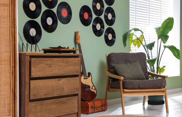 Wohnzimmer mit Schallplatten an der Wand