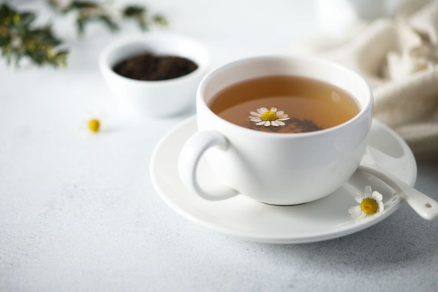 Ein Tasse Kamillentee auf einem Tisch.