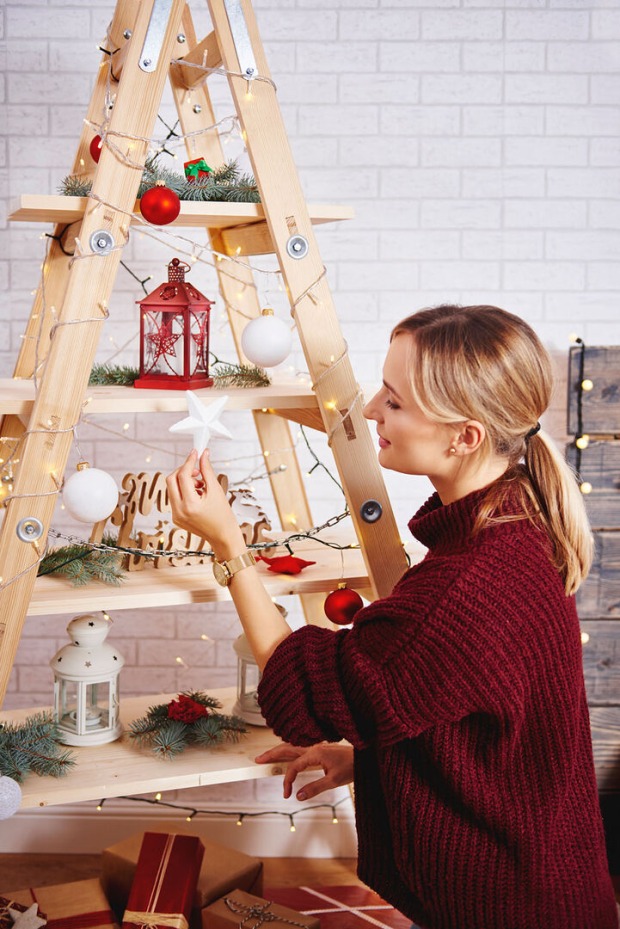 Holzleiter als Weihnachtsbaum geschmückt | Credit: iStock.com/gpointstudio