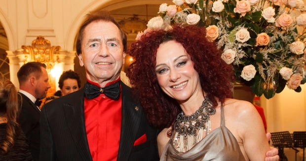 Heribert Kasper und "Mausi" Lugner lächeln in die Kamera.